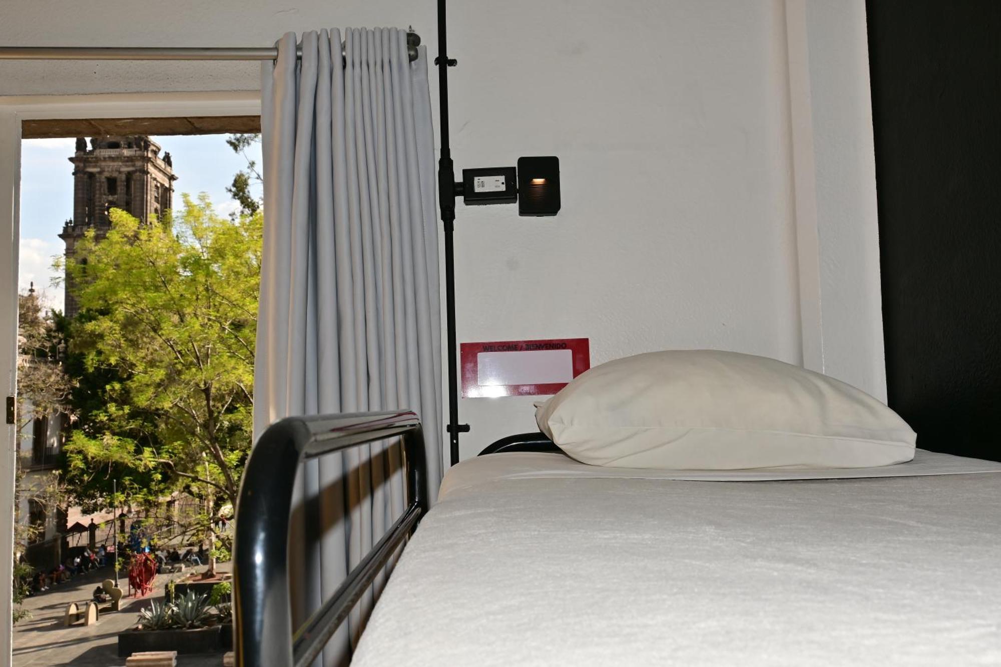 Cama en habitación compartida para 6 mujeres con baño compartido interior