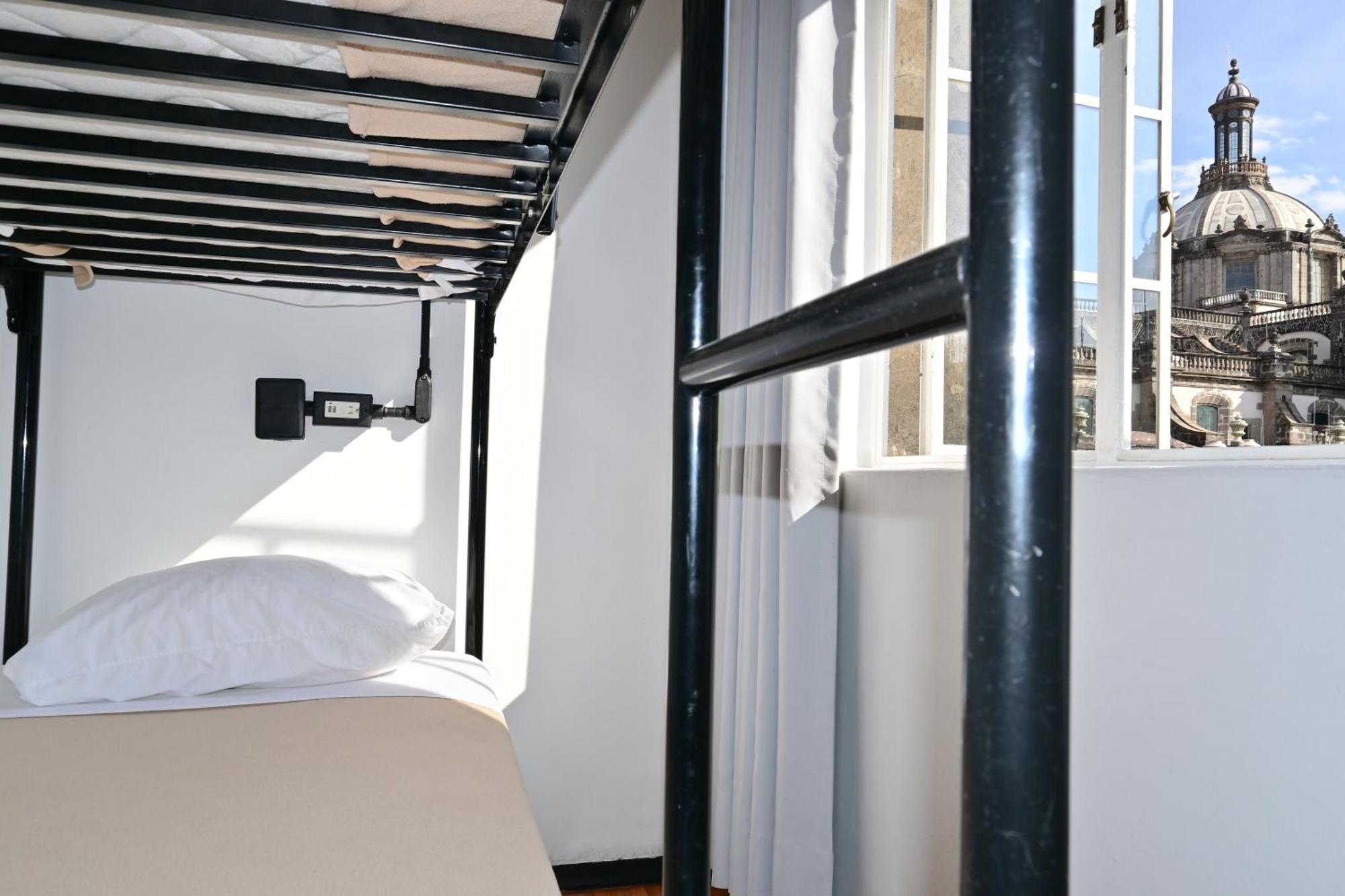 Cama en habitación compartida para 6 mujeres con baño compartido exterior - Vistas al Zócalo